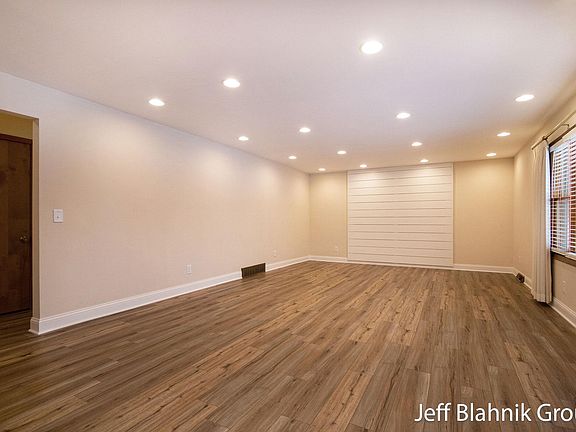 4th image of 2530 Oakgrove St NW