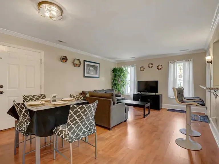 2225 Summit St #3 — Photo 2