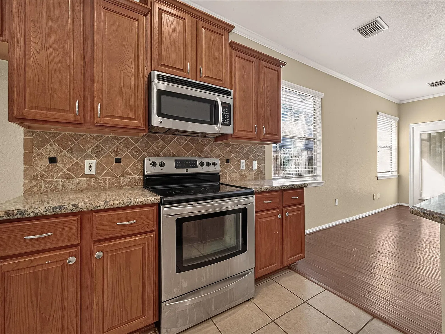 3 bed, 2.0 bath, 1737 sqft, $2,200 — Photo 2