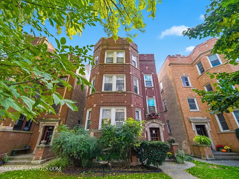 2045 W Farragut Ave #3 — Photo 2