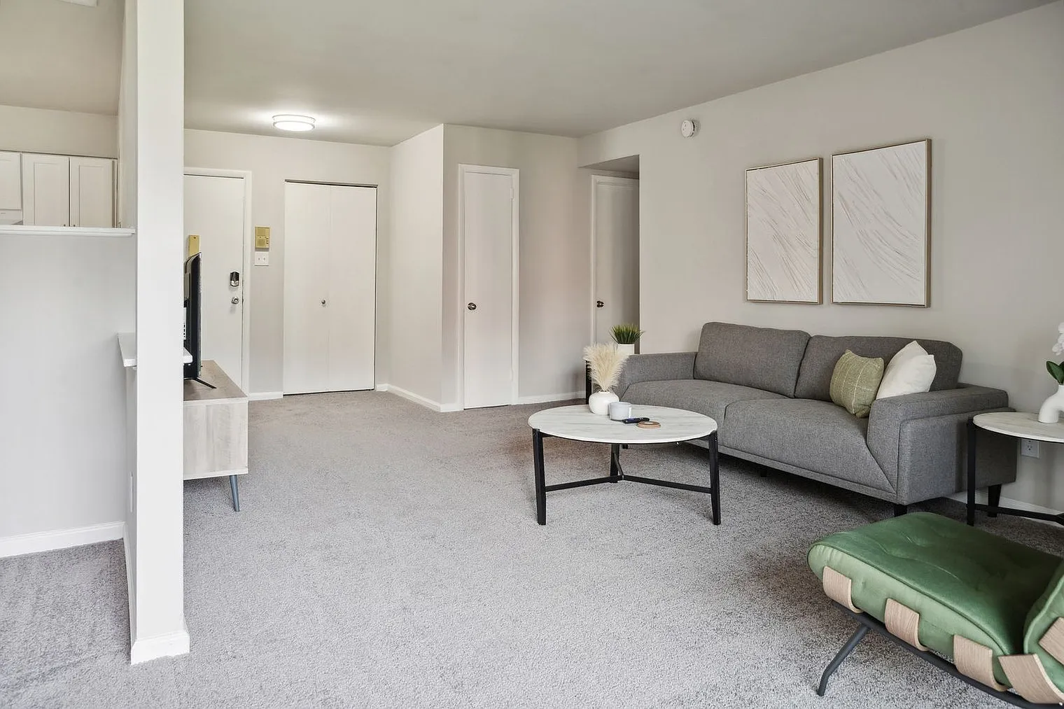 2 bed, 2.0 bath, 10763 sqft, $3,300 — Photo 3