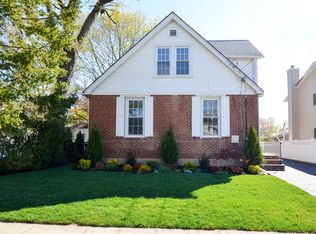 6 Norwood Rd, Port Washington, NY 11050