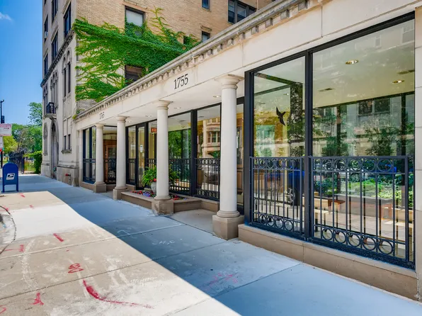 1755 E 55th St APT 303, Chicago, IL 60615