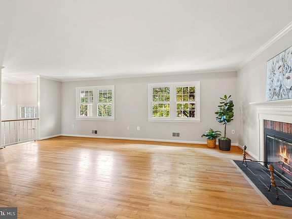 5th image of 305 North St NE