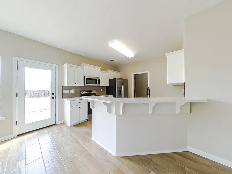 760 Keyes Dr — Photo 6
