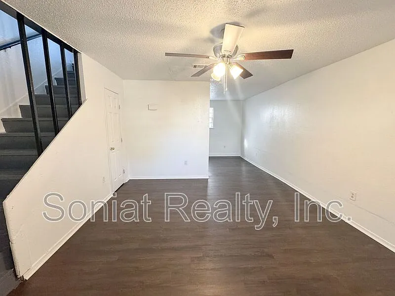 2 bed, 1.0 bath, 879 sqft, $1,200 — Photo 3