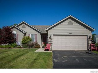 586 Town Trl, Pinckney, MI