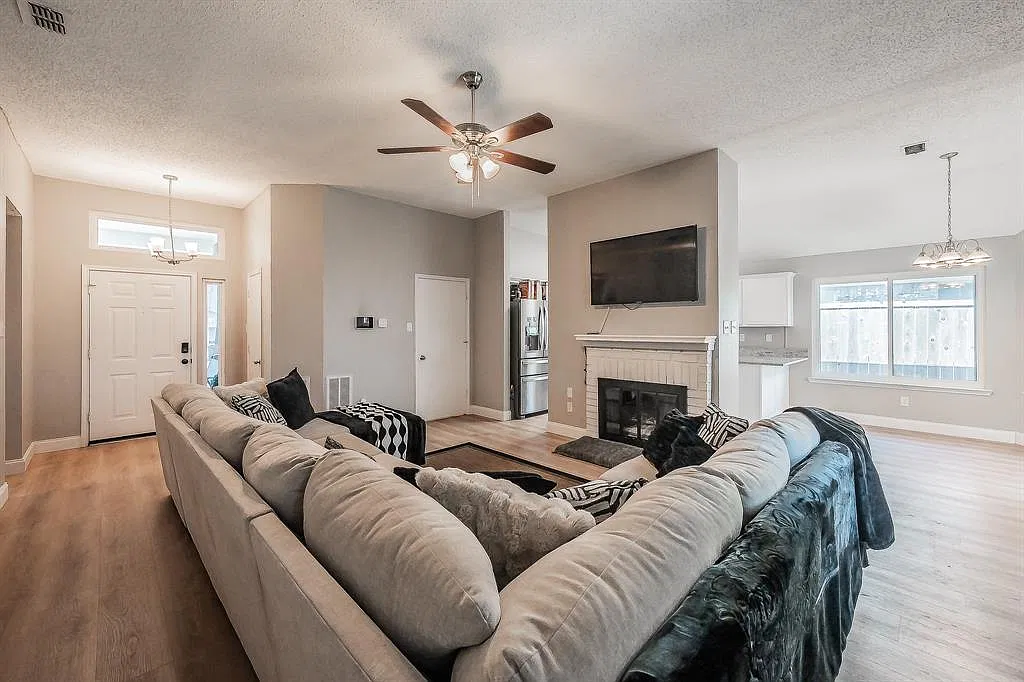 3 bed, 2.0 bath, 1354 sqft, $1,900 — Photo 4
