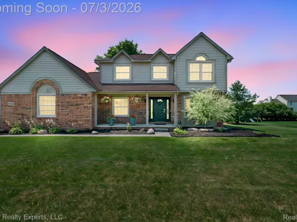 11016 Pembrooke Cir, South Lyon, MI 48178