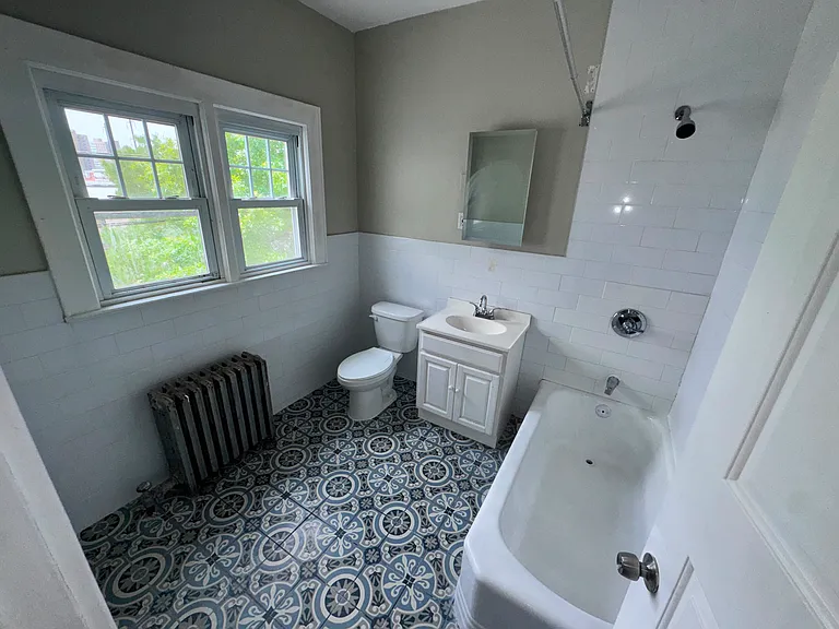 1043 Jefferson Ave #A — Photo 3