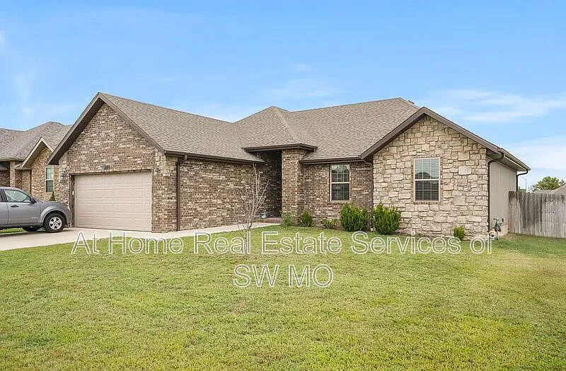 879 E Dyann Dr