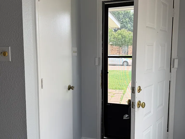 304 Gregory Ln — Photo 2
