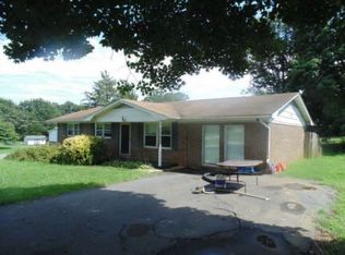 5695 Mountain Terrace Dr, Hickory, NC 28602