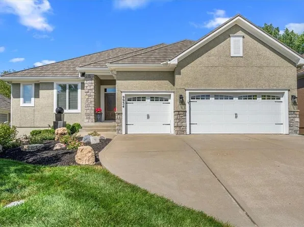 9934 Fountain Cir, Lenexa, KS 66220