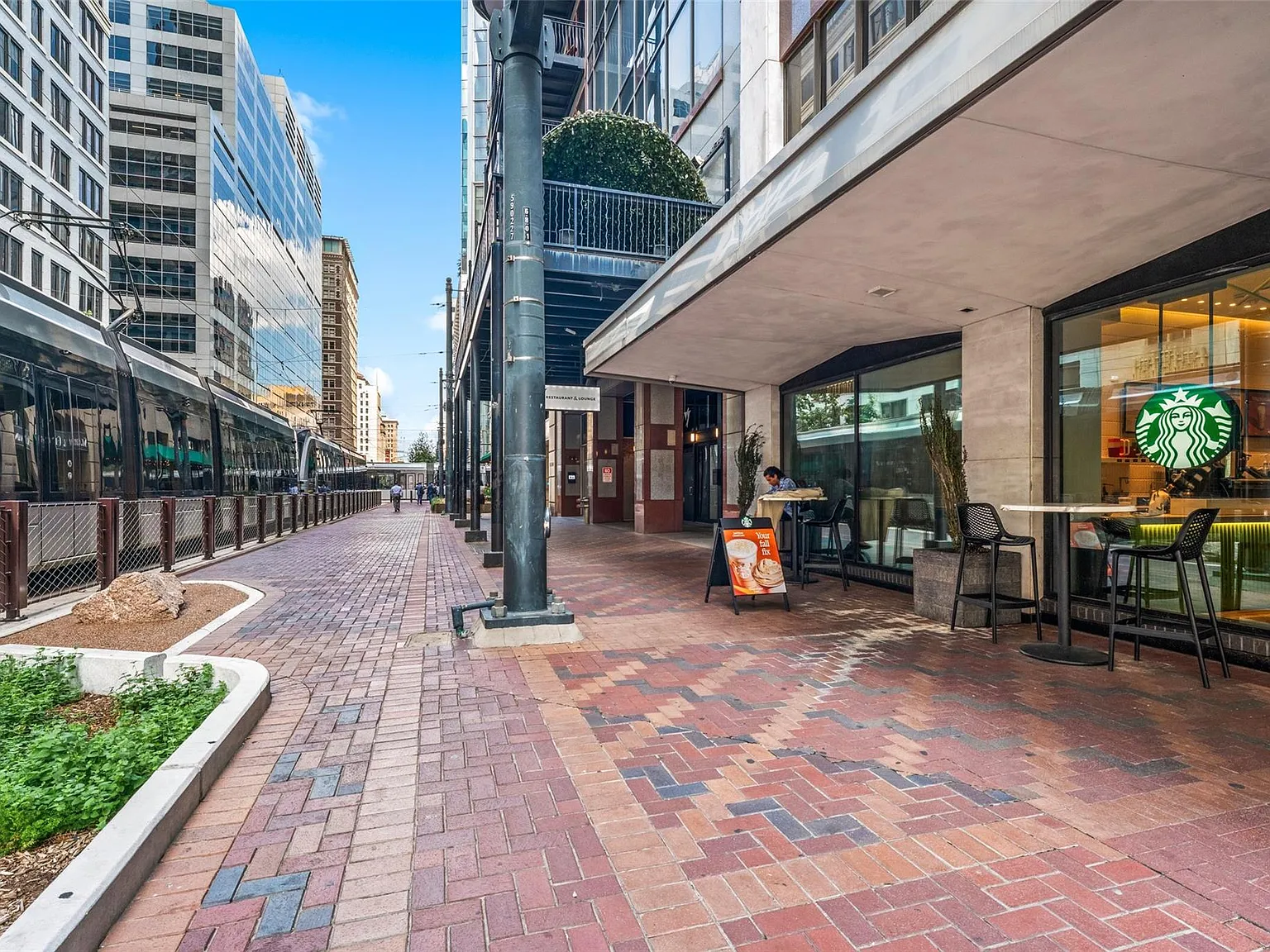 1 bed, 1.0 bath, 787 sqft, $1,800 — Photo 2