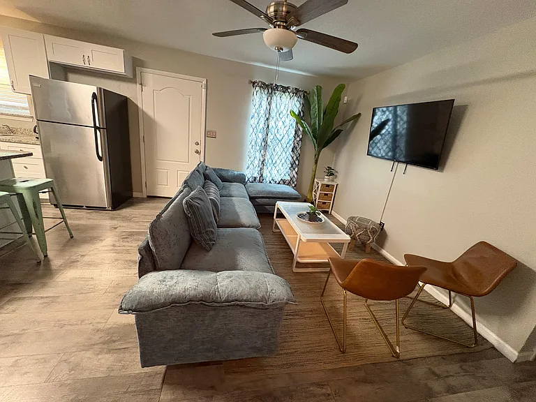 115 E Yonge St — Photo 33