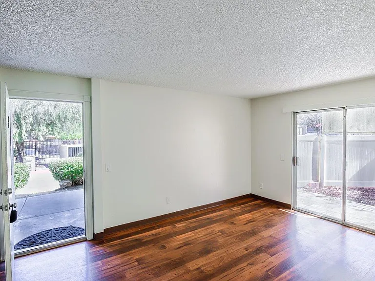 Peppertree Apartments — Photo 28