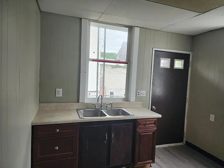 225 W Centre St #4 — Photo 3