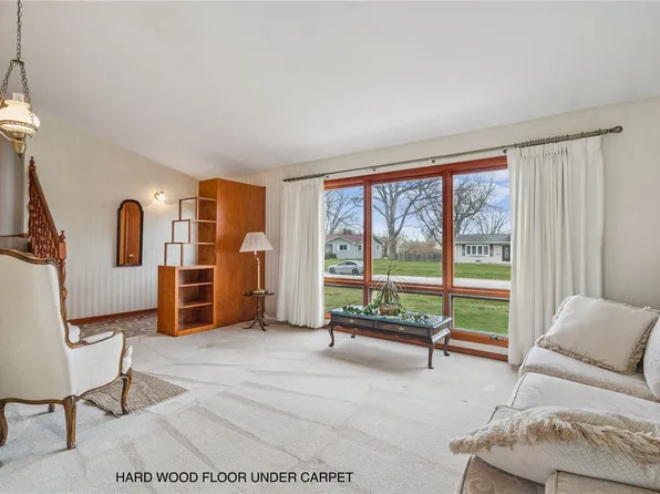 1007 Raney St, Hiawatha, IA 52233