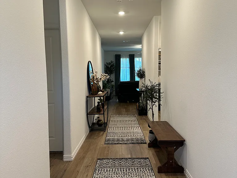 1828 Lake Grove Dr — Photo 3