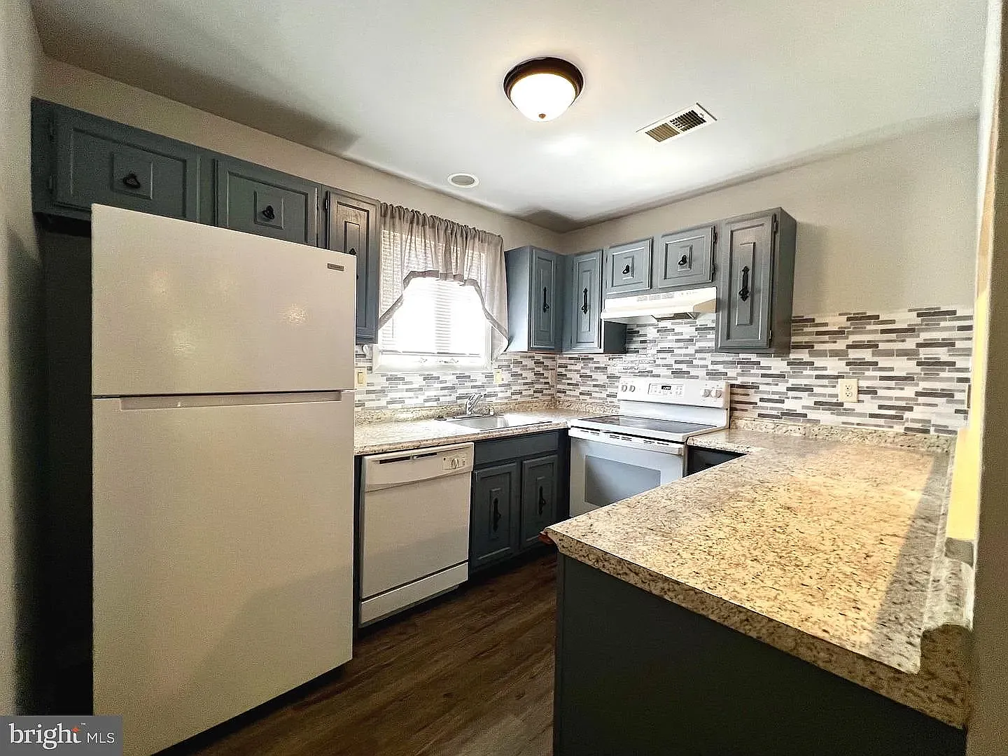 2 bed, 893 sqft, $1,700 — Photo 1