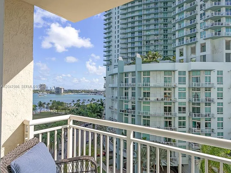 2000 N Bayshore Dr #909 — Photo 16