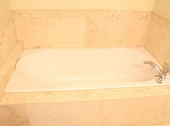 5th image of 4913 N Kenmore Ave APT 2N