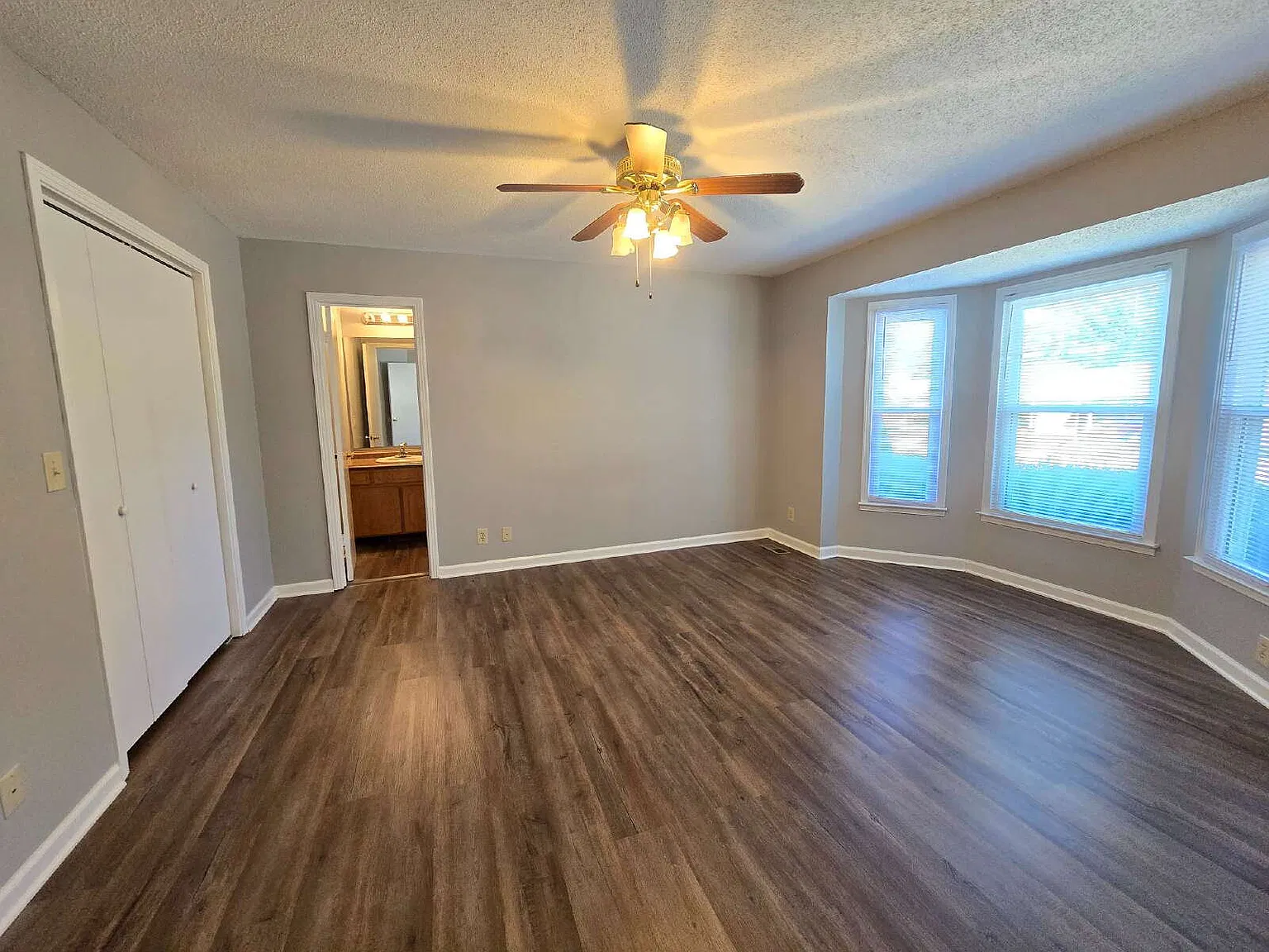 3 bed, 2.0 bath, 1402 sqft, $1,495 — Photo 3