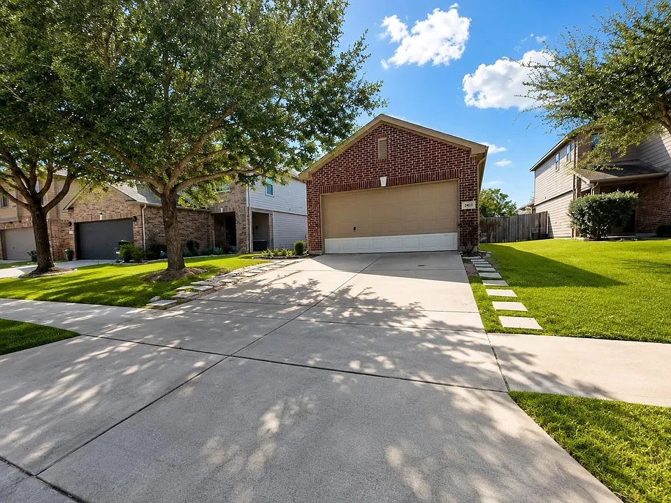 18611 White Ash Ln