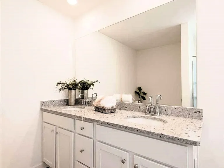 2020 Woodbine Way — Photo 4
