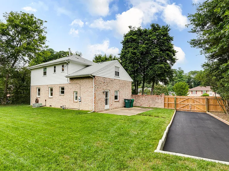 9221 Whitemont Dr — Photo 4