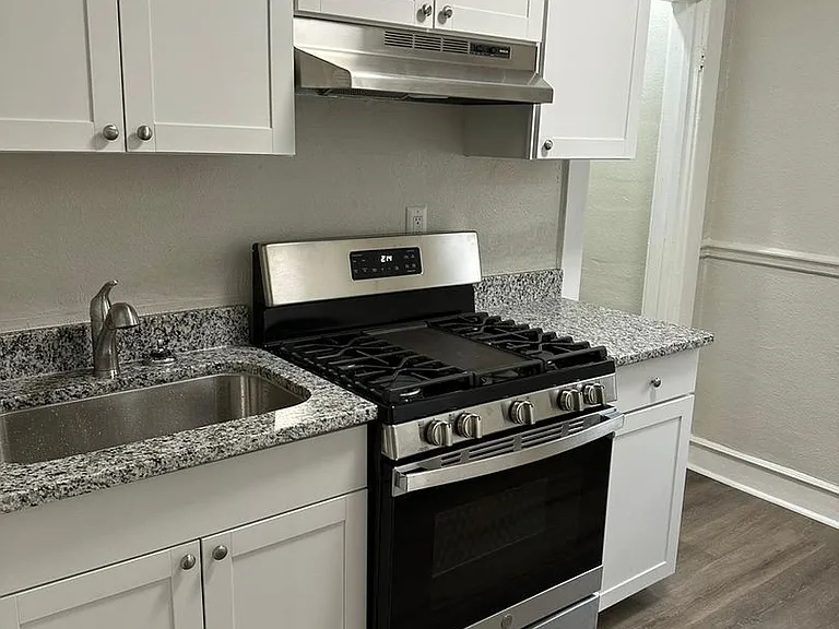 2400 Barton Ave — Photo 24