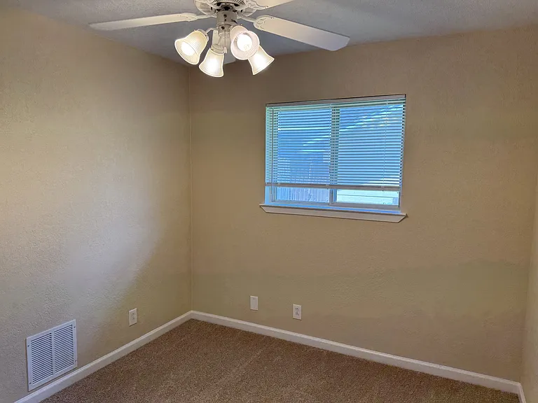 635 Pine St — Photo 11