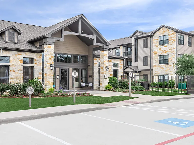 Willow Creek Apartments — Photo 11