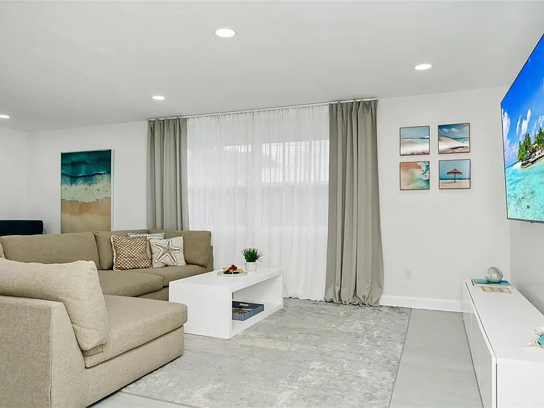363 Harbor Dr — Photo 3