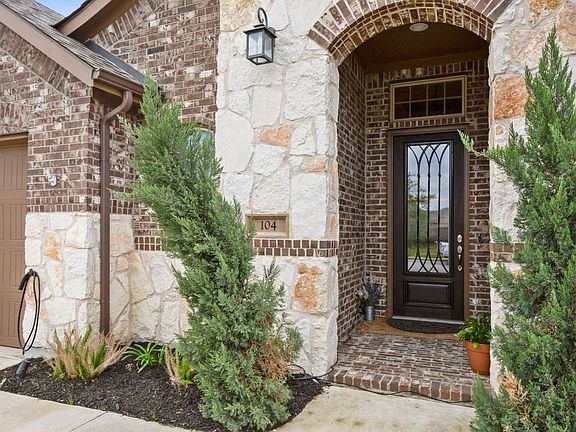 3rd image of 104 Regents Ln