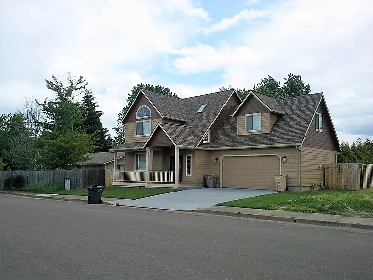 2642 Newton St — Photo 1