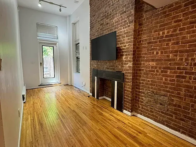 370 W 46th St #1R — Photo 14