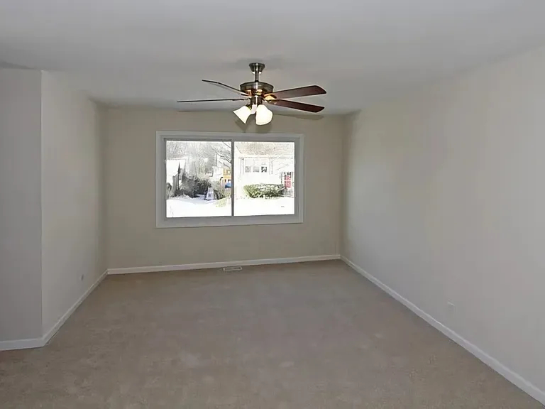1939 Woodside Ln — Photo 10