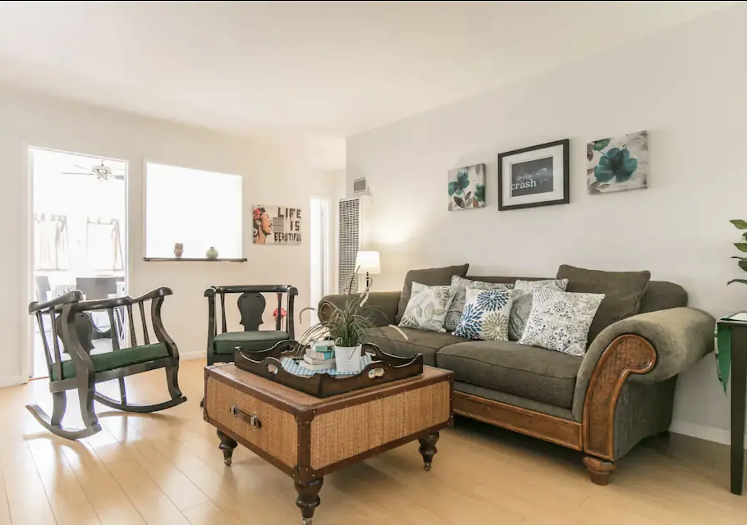 Perfect 2 BDRM Flat in Heart of WEHO — Photo 1