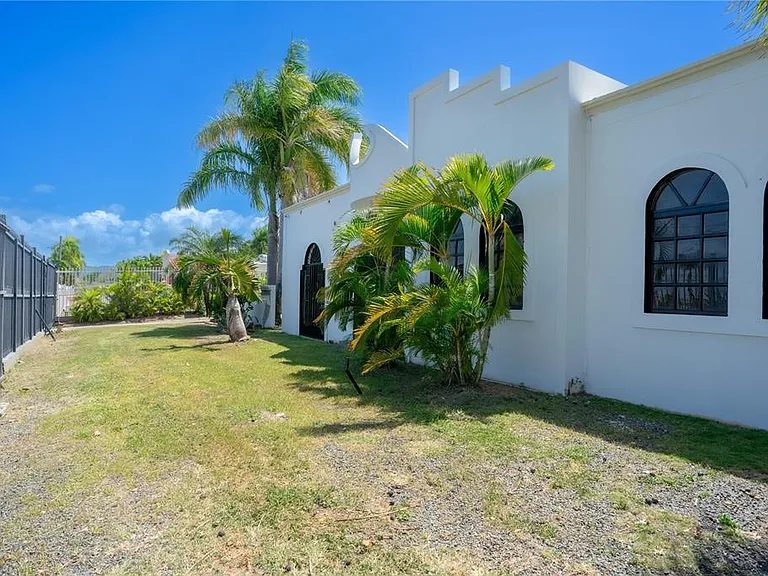 225 Santa Isidra L Fls #B — Photo 2