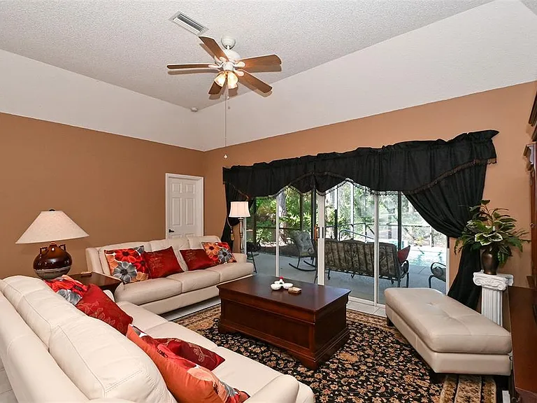 3866 Surrey Ct — Photo 10