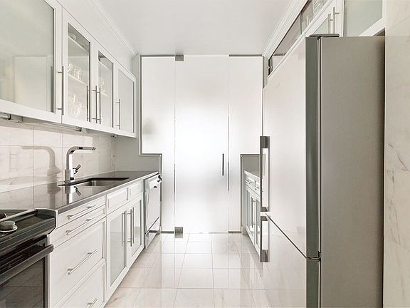 4th image of 415 E 52nd St APT 18C