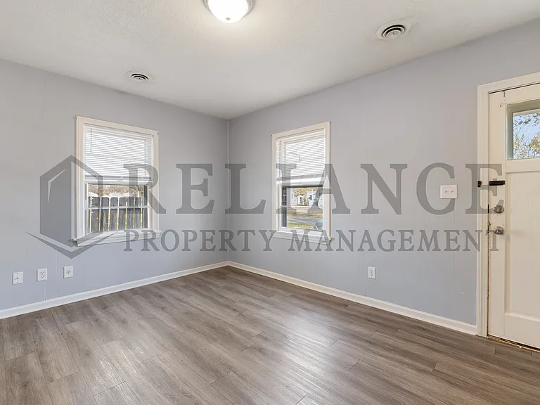 1047 S Glenn St — Photo 10