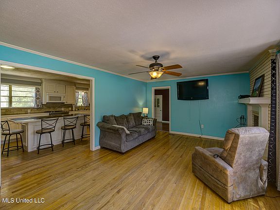 4th image of 101 Colonial Dr