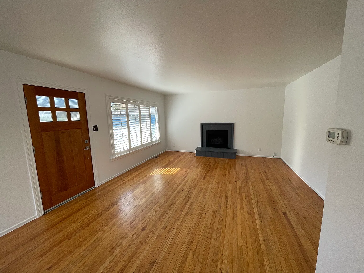 3 bed, 1040 sqft, $4,950 — Photo 2