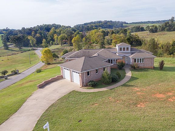 5th image of 215 Dominique Ln