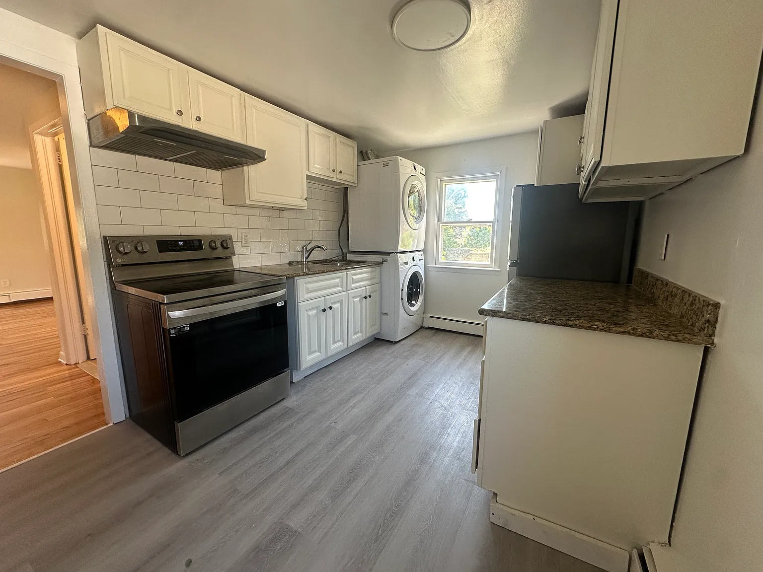3 bed, 750 sqft, $3,075 — Photo 3