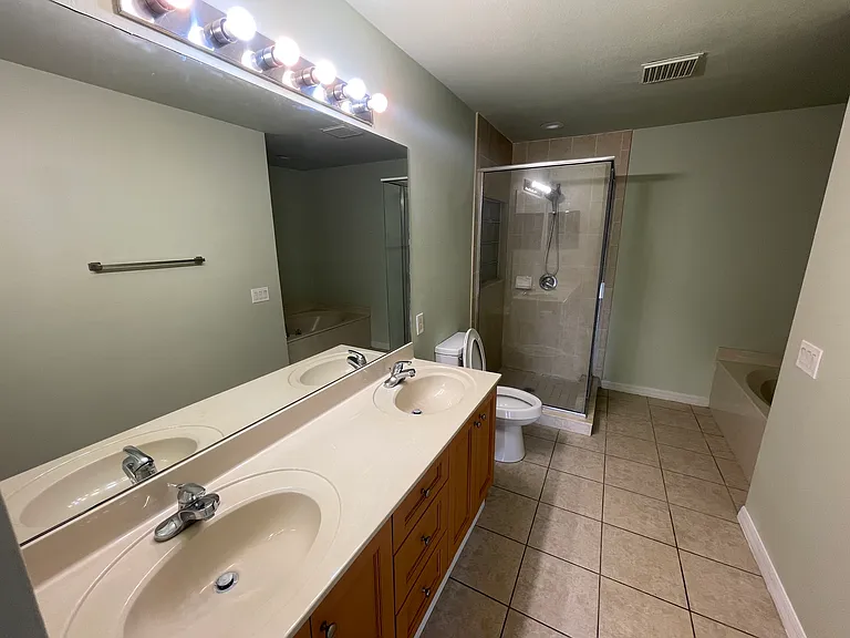 1637 NW 6th Pl — Photo 18
