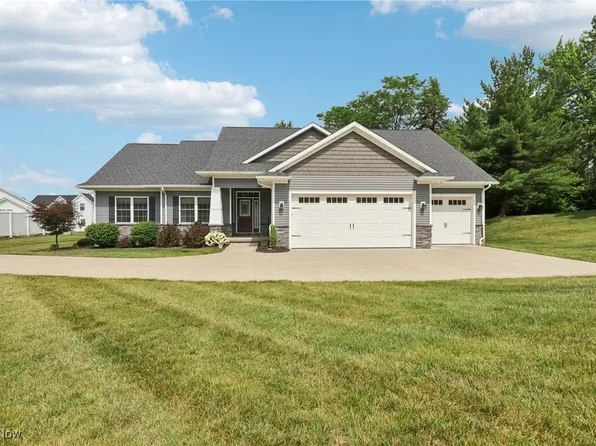 12 Pine Villa Trl, Aurora, OH 44202